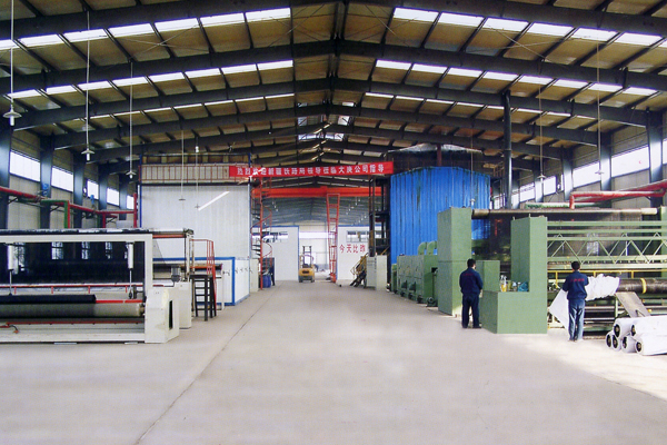 公司经编涤纶土工格栅车间一角